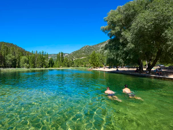 Dos nadadores en la playa de Cañamares