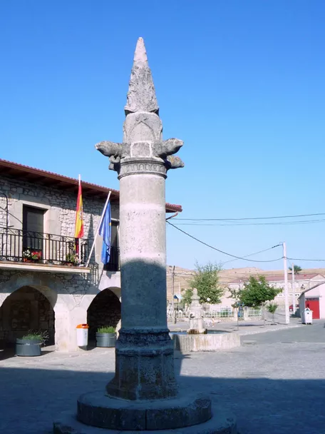 Imagen de la plaza con una fuente y un monumento