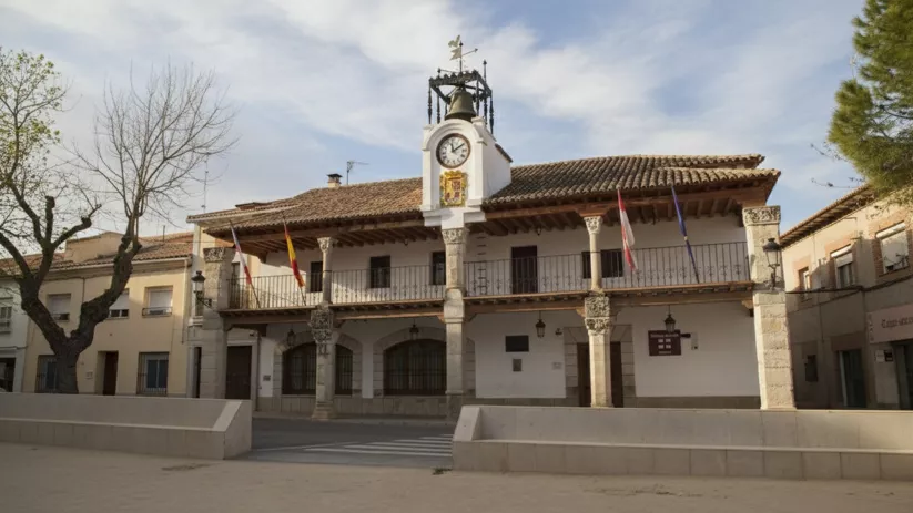 Fachada porticada con balcón y torre del reloj en plaza abierta.Fachada porticada con balcón y torre del reloj en plaza abierta.