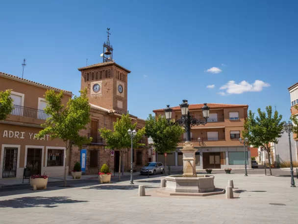 Plaza con fuente central y torre del ayuntamiento