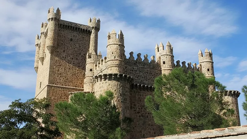Castillo de piedra con torres almenadas