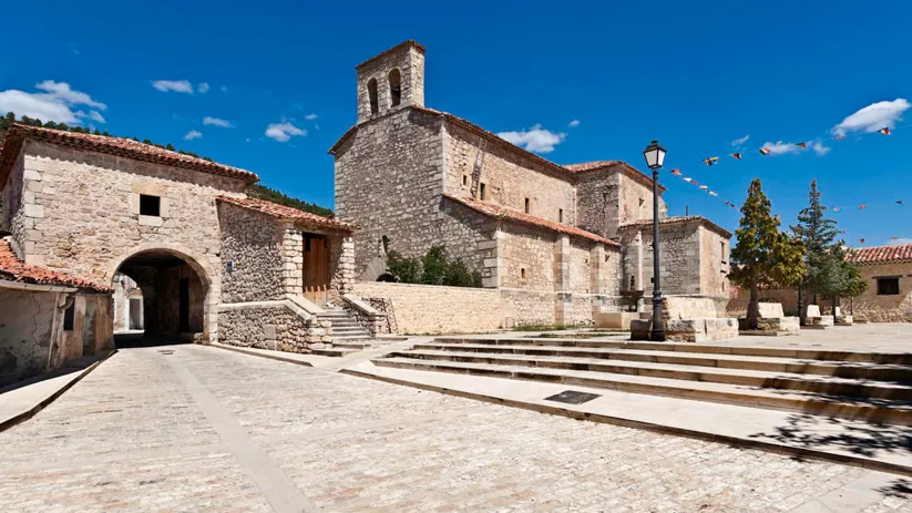 Arco del Concejo e iglesia de Santa María Magdalena, Poyatos