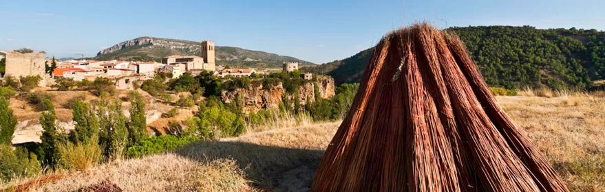 Vista de Priego y mimbre secando al sol