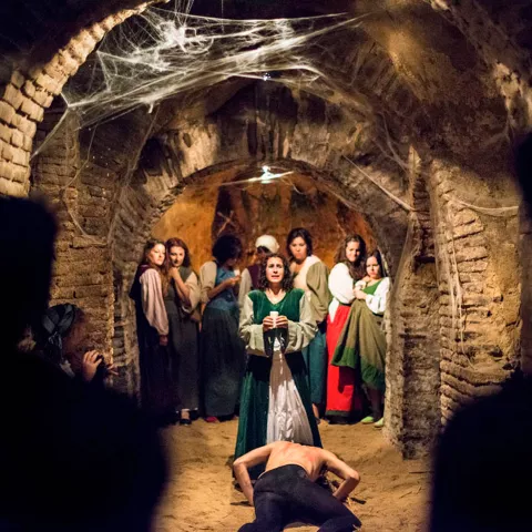 Representación en una de las cuevas de La Puebla de Montalbán durante el Festival de la Celestina