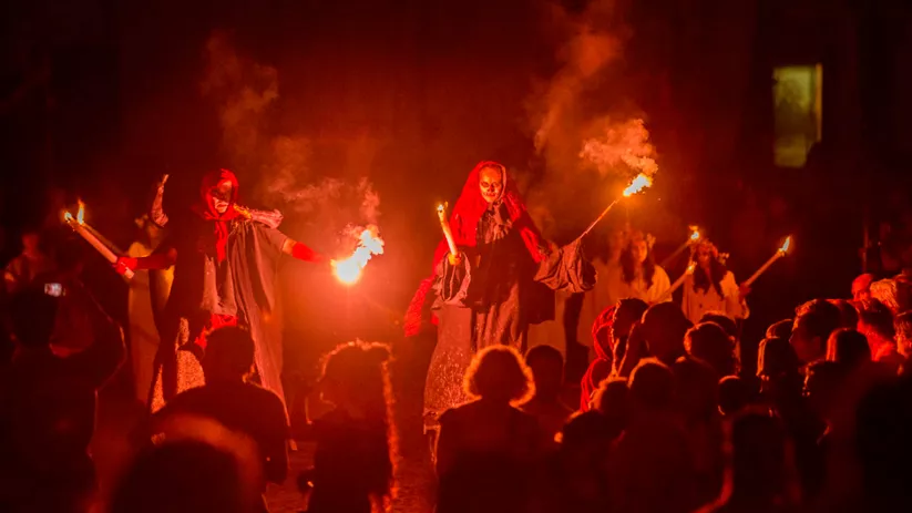Representación en las calles de La Puebla de Montalbán durante el Festival de la Celestina