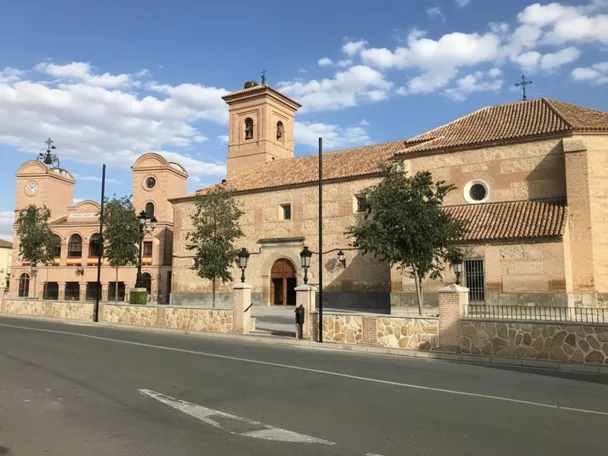 Iglesia de piedra junto a un edificio con reloj