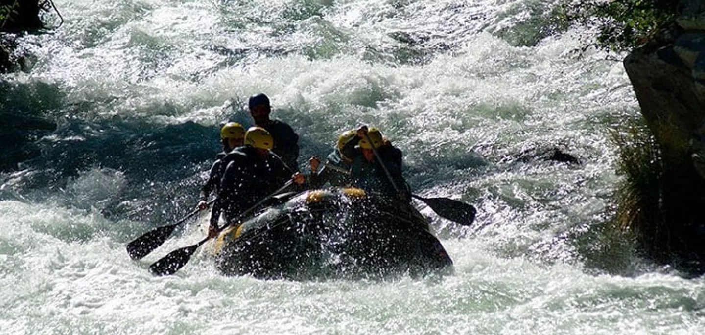 Imagen de un grupo haciendo rafting