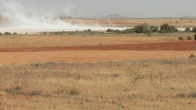 Imagen de la laguna de sal expulsando vapor