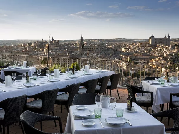 Terraza restaurante con mesas preparadas y vista panorámica