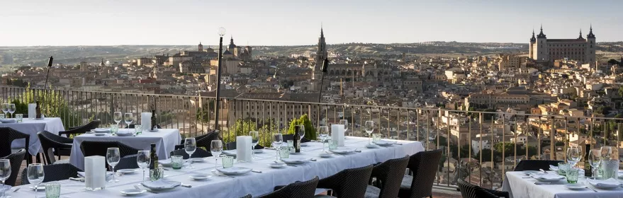 Terraza restaurante con mesas preparadas y vista panorámica
