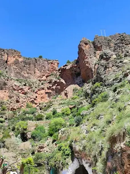 Desfiladero rocoso con vegetación en laderas escarpadas.