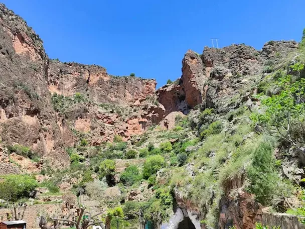 Desfiladero rocoso con vegetación en laderas escarpadas.