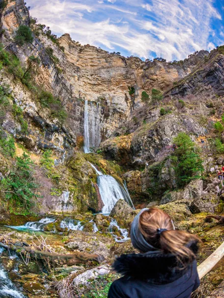 Visitante en el nacimiento del Río Mundo