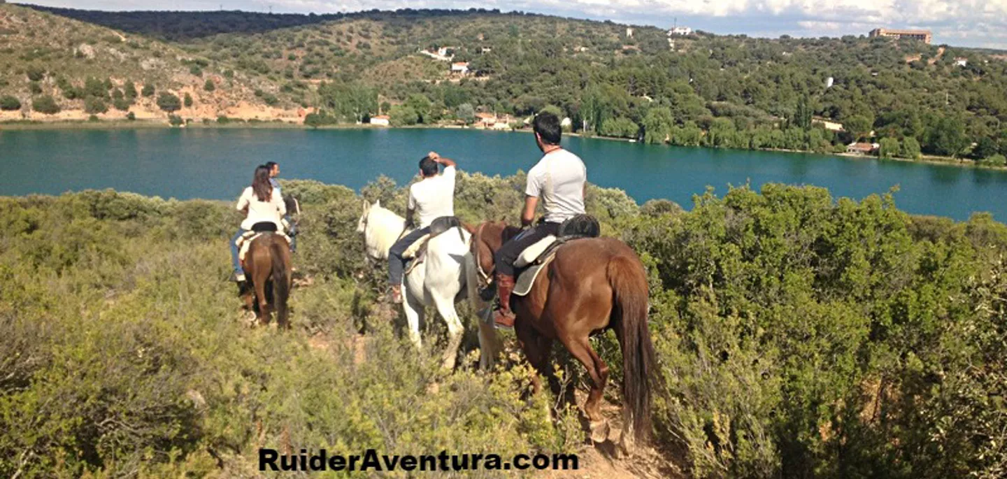 Imagen de un grupo de personas haciendo una ruta a caballo