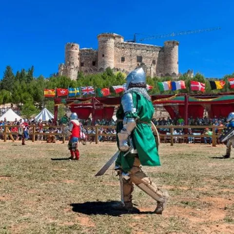 Imagen de personas recreando luchas medievales en el castillo de Belmonte