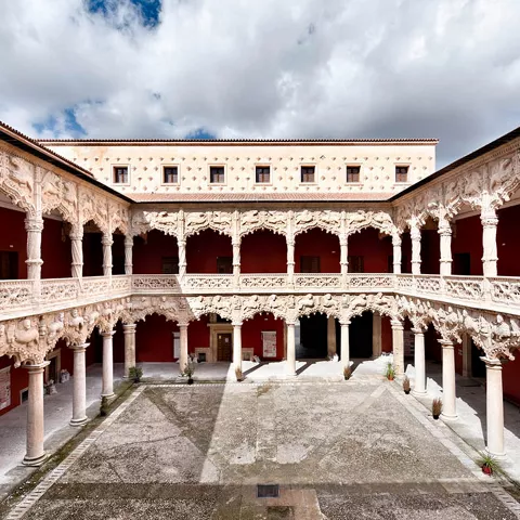 Imagen del claustro del Palacio del Infantado