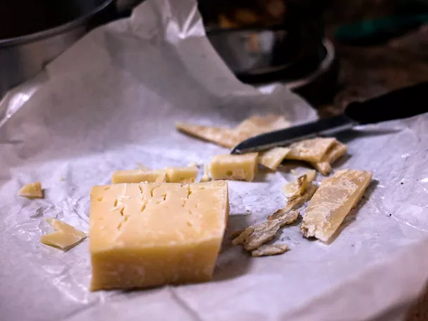 Imagen de queso manchego cortado