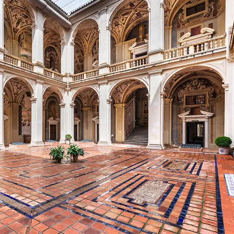 Imagen del patio del palacio