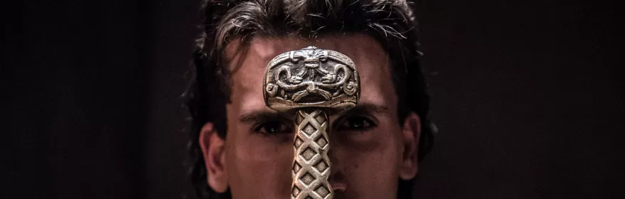 Imagen de Jaime Lorente empuñando la fiel Tizona 