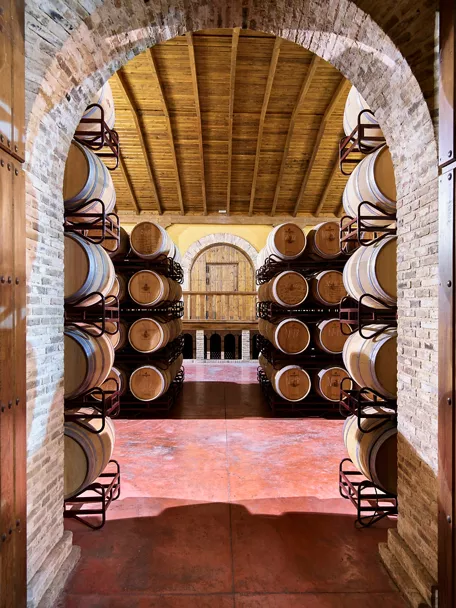 Imagen de barriles en la bodega del Cristo de la Vega 