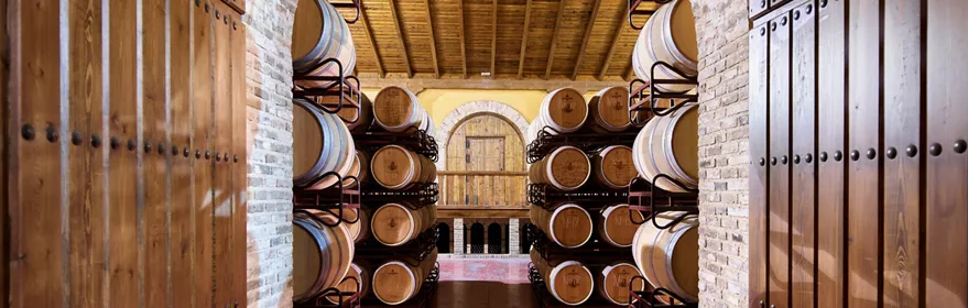 Imagen de barriles en la bodega del Cristo de la Vega 