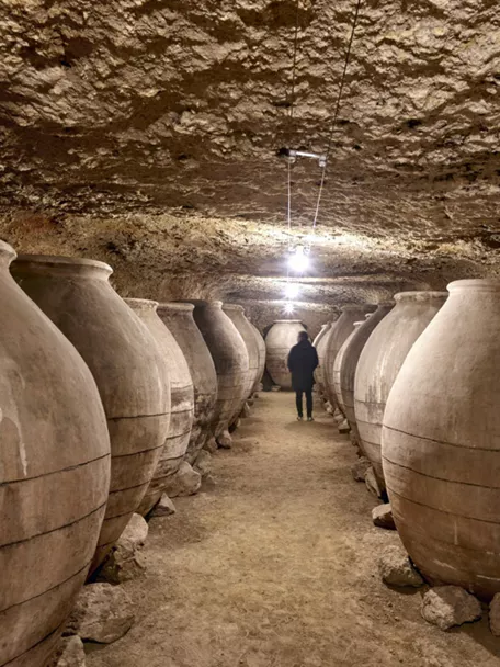 Imagen de bodega de vino subterránea con tinajas de barro