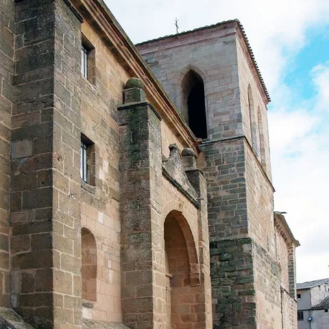 Imagen de la entrada de un edificio