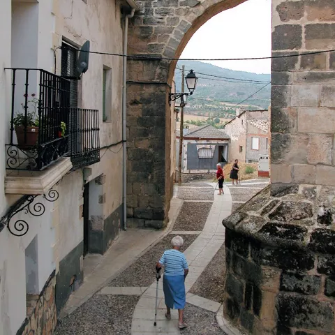 Imagen de una calle con personas paseando 