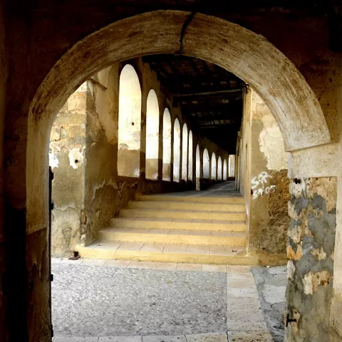 Imagen de unas escaleras en el interior de un edificio antiguo