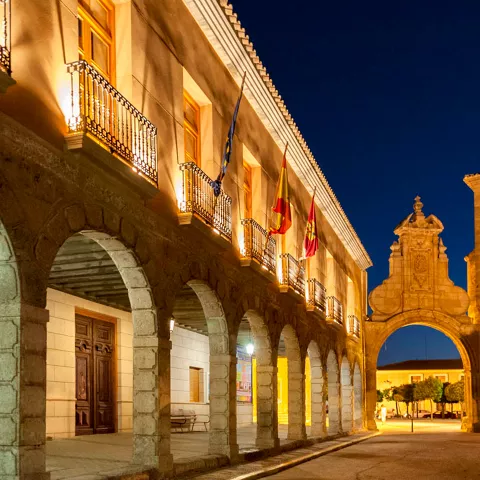 Ayuntamiento y Arco Romano de San Clemente