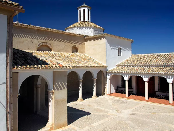 Patio de la ermita de Nuestra Señora de Rus