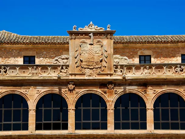 Detalle de la fachada de la Casa Consistorial de San Clemente