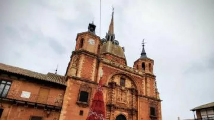 Imagen de la plaza de la hospedería con árbol de navidad delante