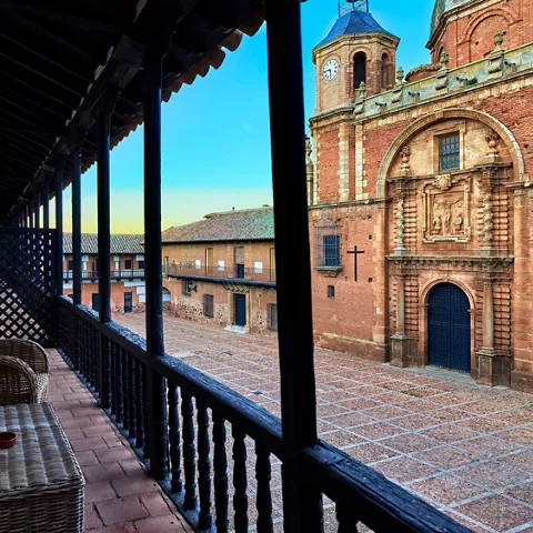 Imagen del patio de la Hospedería Santa Elena