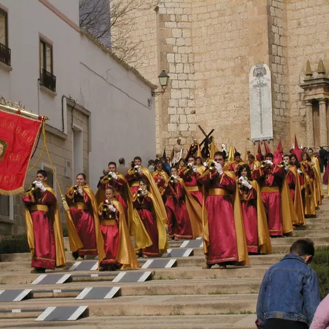 Imagen de un grupo de personas vestido de trajes culturales tocando instrumentos
