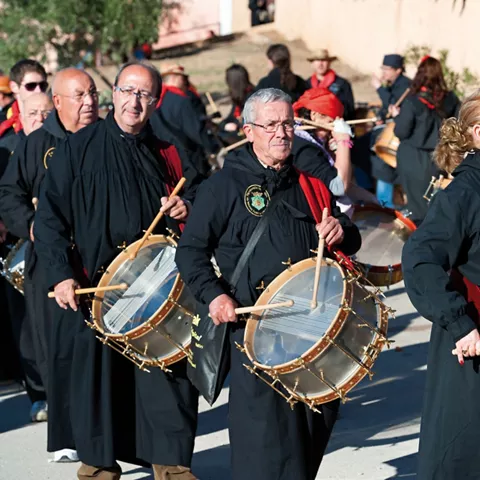 Imagen de la gente tocando el tambor en Semana Santa en Hellín