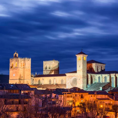 Vista nocturna de la Catedral de Sigüenza