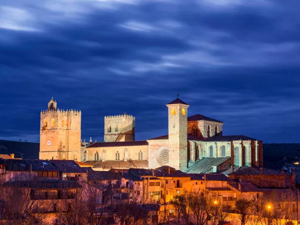 Vista nocturna de la Catedral de Sigüenza