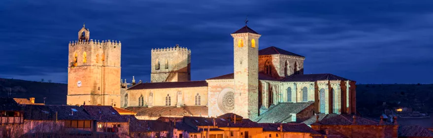 Vista nocturna de la Catedral de Sigüenza