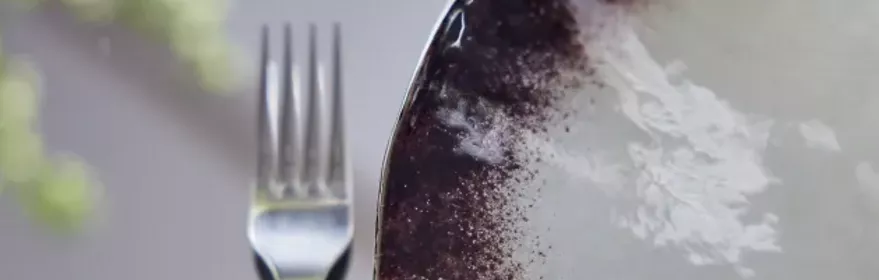 Imagen de tenedor al lado de un plato