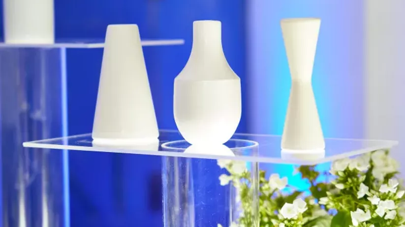 Imagen de jarrones sobre soportes de cristal en fondo azul