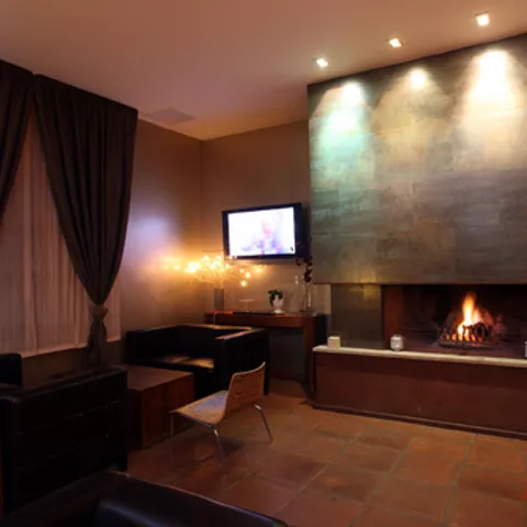 Imagen de salón con sofás y chimenea