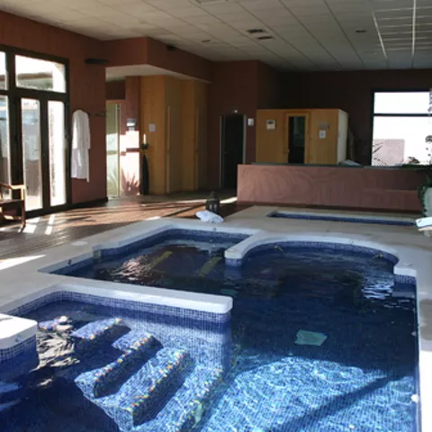 Imagen de piscina interior del spa