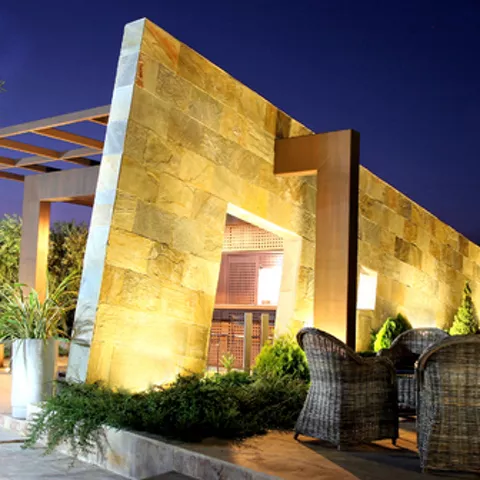 Imagen de zona exterior del spa con mesas iluminado de noche