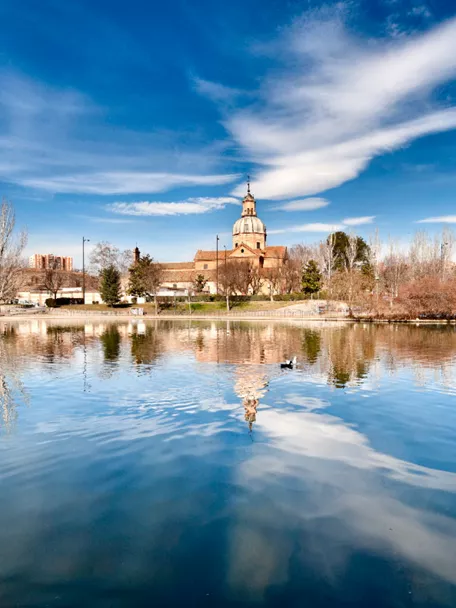 Imagen panorámica de río e iglesia de Talavera