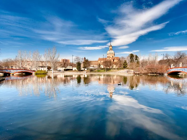 Imagen panorámica de río e iglesia de Talavera