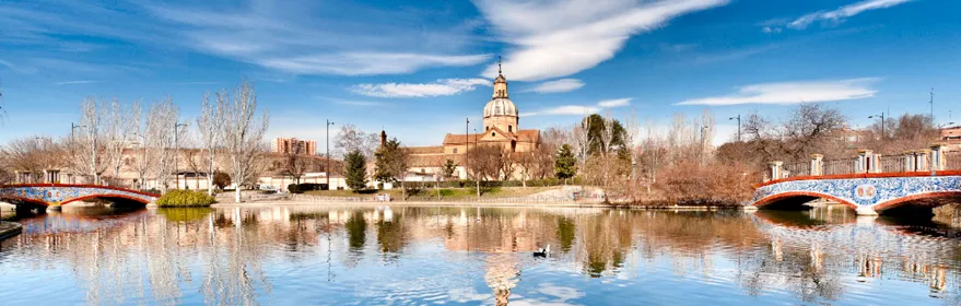 Imagen panorámica de río e iglesia de Talavera