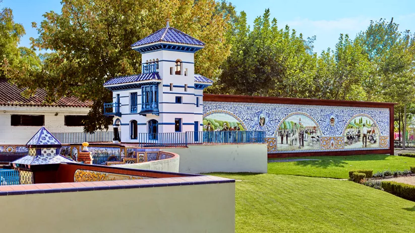 Decoración cerámica en los jardines del Prado