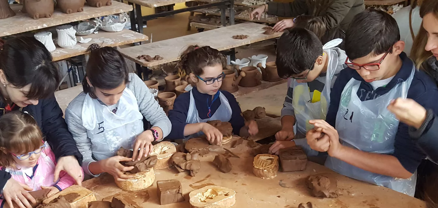 Imagen de un grupo de personas en un taller de Alfarería
