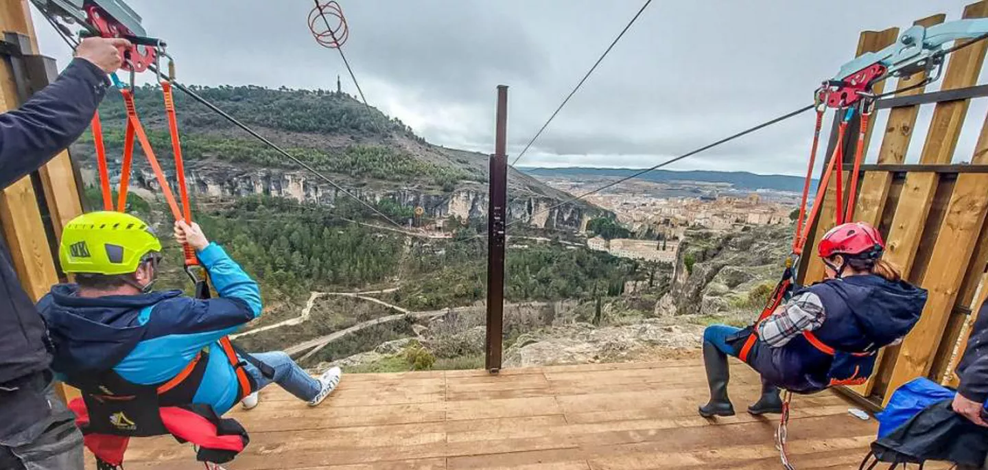 Imagen de la tirolina de la Hoces con dos personas a punto de tirarse